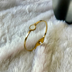 Minimalist round dial with Mother of pearl