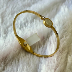 Minimalist round dial with Mother of pearl