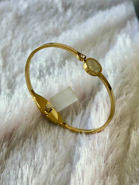 Minimalist round dial with Mother of pearl
