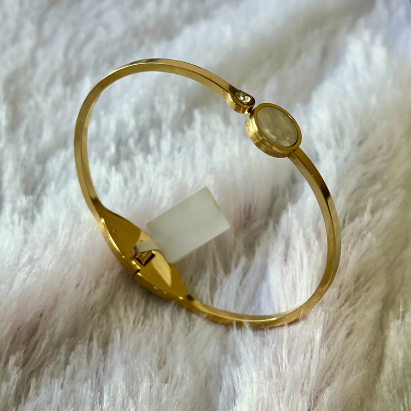 Minimalist round dial with Mother of pearl
