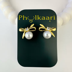 Bow Studs with Pearl