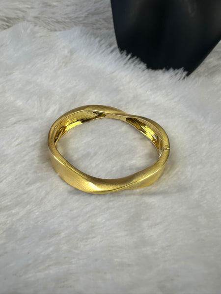 Wavy Style Anti-tarnish Cuff Bracelet - Gold